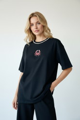 Kristal Yaka & Boncuk Yengeç Baskılı Siyah T-Shirt