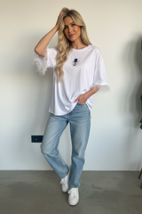 Fatima's Plume: Kol Ucu Devekuşu Tüylü & Fatma Ana Eli Baskılı Beyaz Oversize T-Shirt