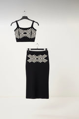 Riviera Noir: Geometrik Desenli Triko Crop & Midi Etek Takım