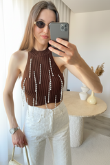 İnci Detaylı Halter Yaka Kahverengi Triko Crop Bluz