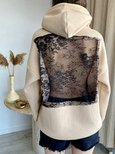 Lace Romance: Sırtı Fransız Dantel Dekolteli Oversize Bej Hoodie