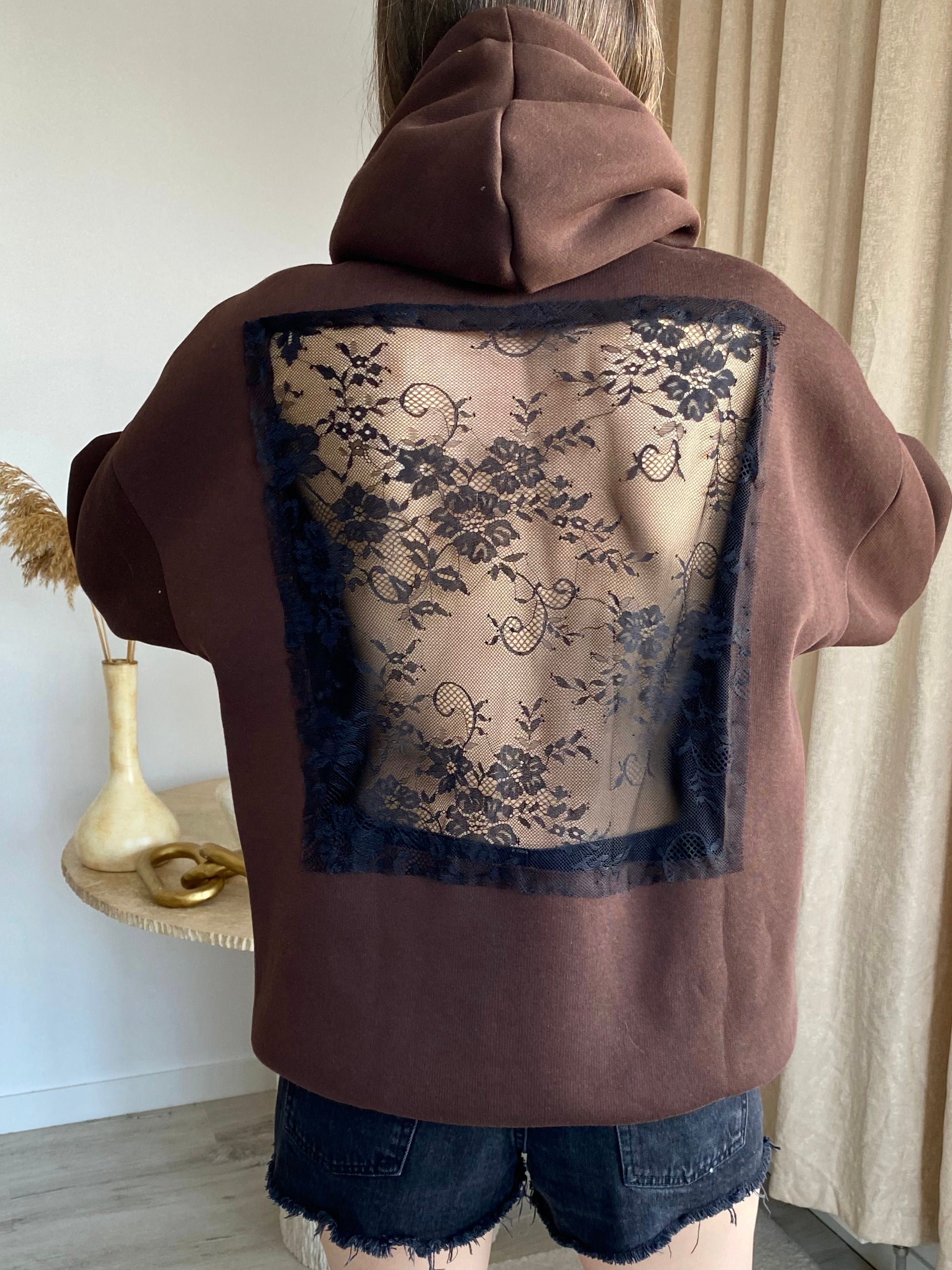 Lace Romance: Sırtı Fransız Dantel Dekolteli Oversize Kahve Hoodie