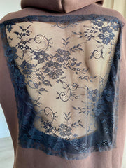 Lace Romance: Sırtı Fransız Dantel Dekolteli Oversize Kahve Hoodie