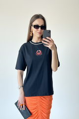Kristal Yaka & Boncuk Yengeç Baskılı Siyah T-Shirt