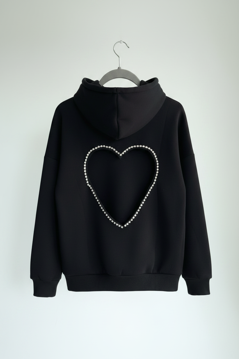 Midnight Heart: Sırtı Kalp Dekolteli Kristal İşlemeli Oversize Siyah Hoodie
