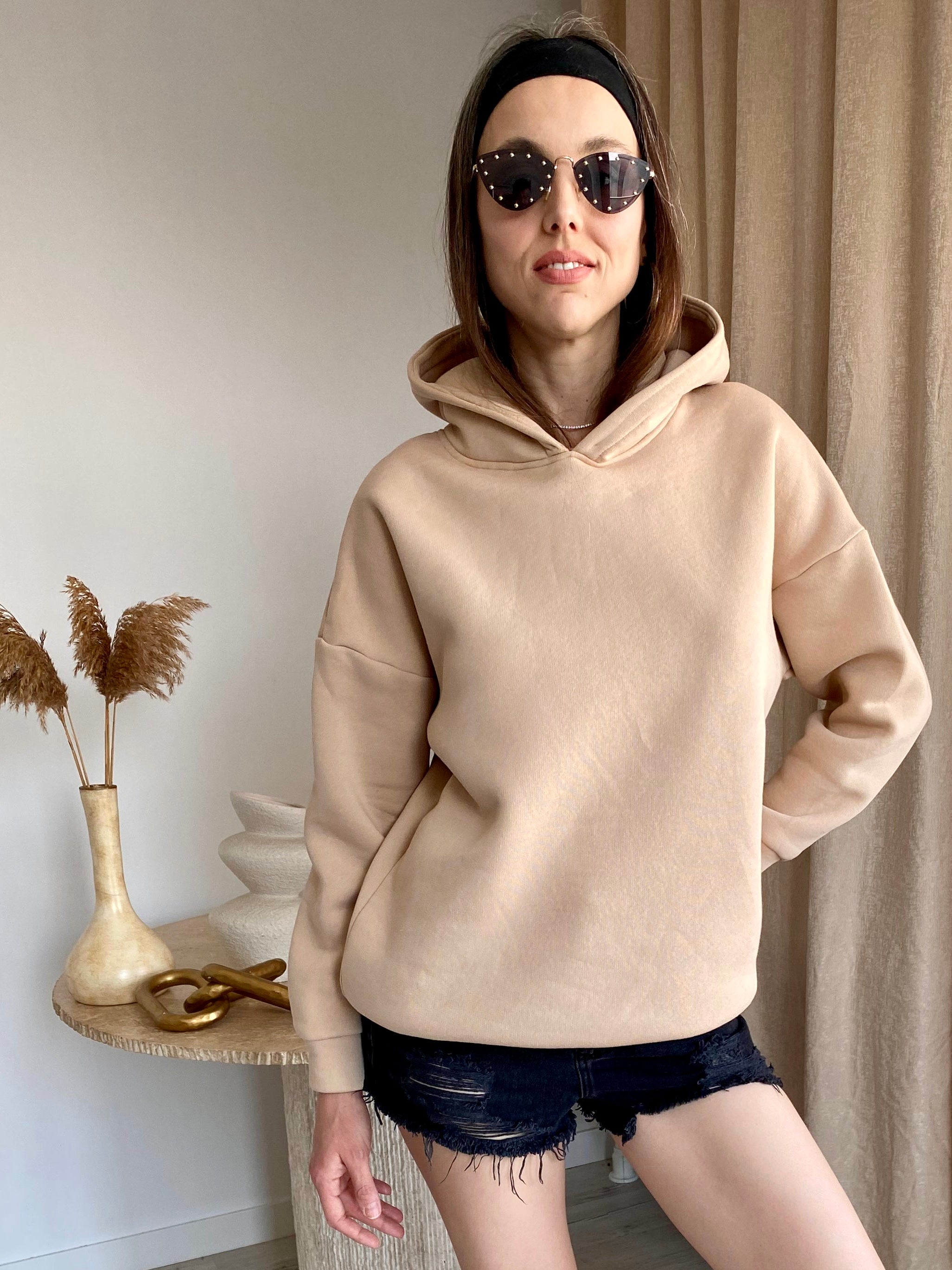 Lace Romance: Sırtı Fransız Dantel Dekolteli Oversize Bej Hoodie