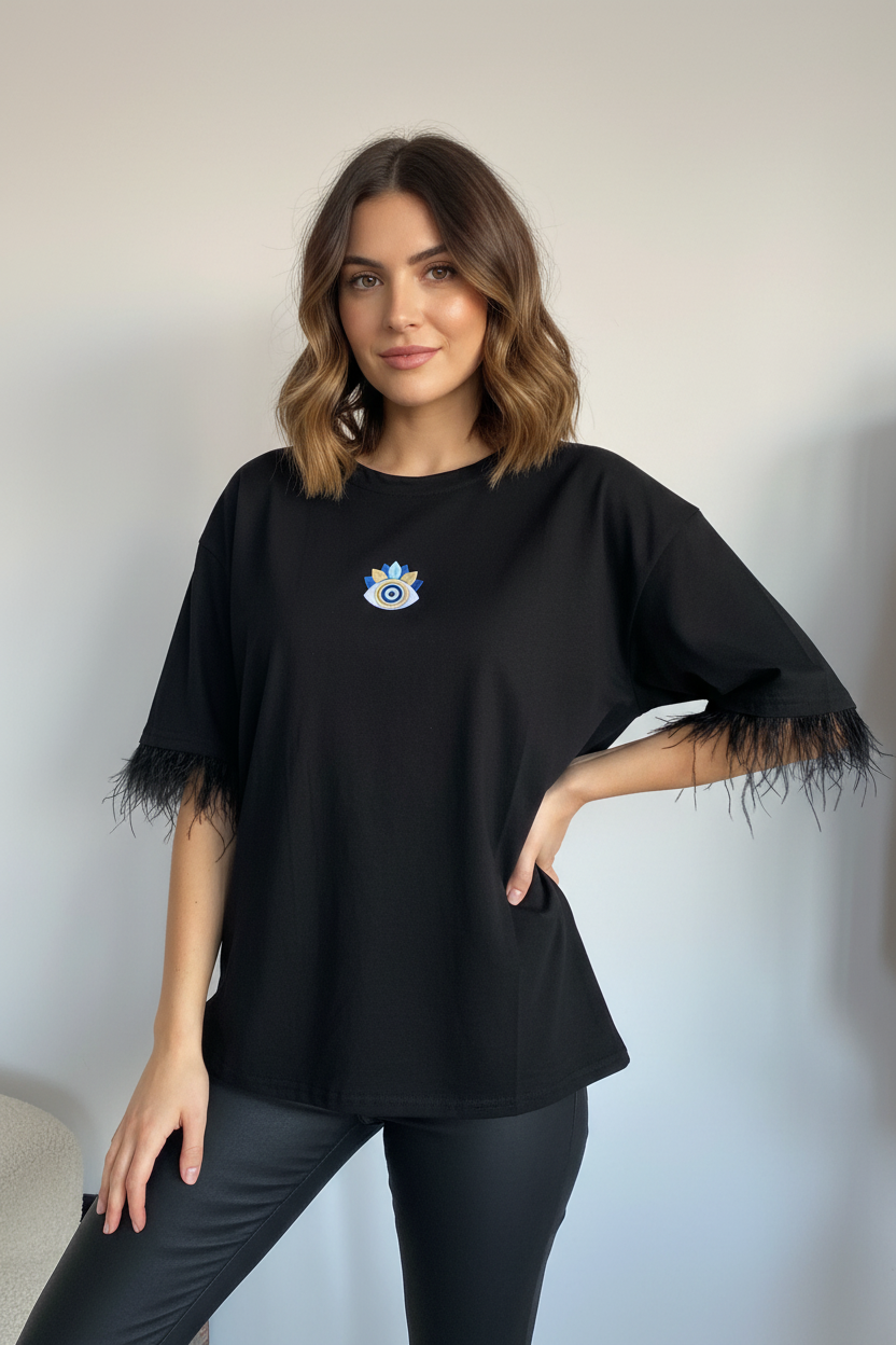 Mystic Plume: Kol Ucu Devekuşu Tüylü & Nazar Boncuğu Baskılı Siyah Oversize T-Shirt