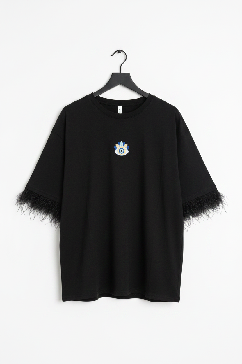 Mystic Plume: Kol Ucu Devekuşu Tüylü & Nazar Boncuğu Baskılı Siyah Oversize T-Shirt