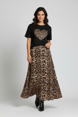 Leopard Heart: Leopar Kalp Baskılı T-Shirt & Leopar Desenli Maxi Etek Takımı