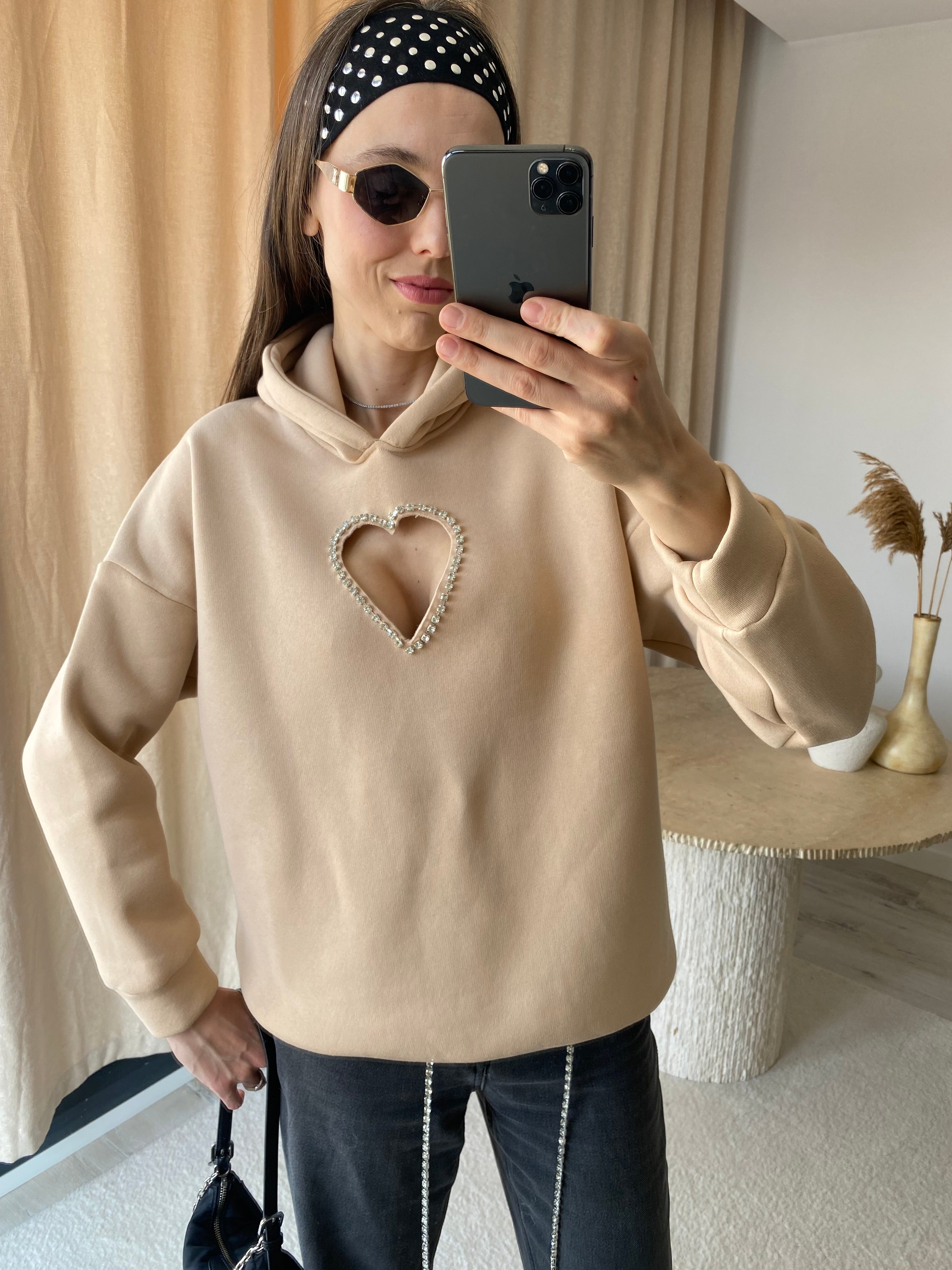 Kalp Şeklinde Kristal Taşlı Göğüs Dekolteli Bej Hoodie / Kapüşonlu Üst