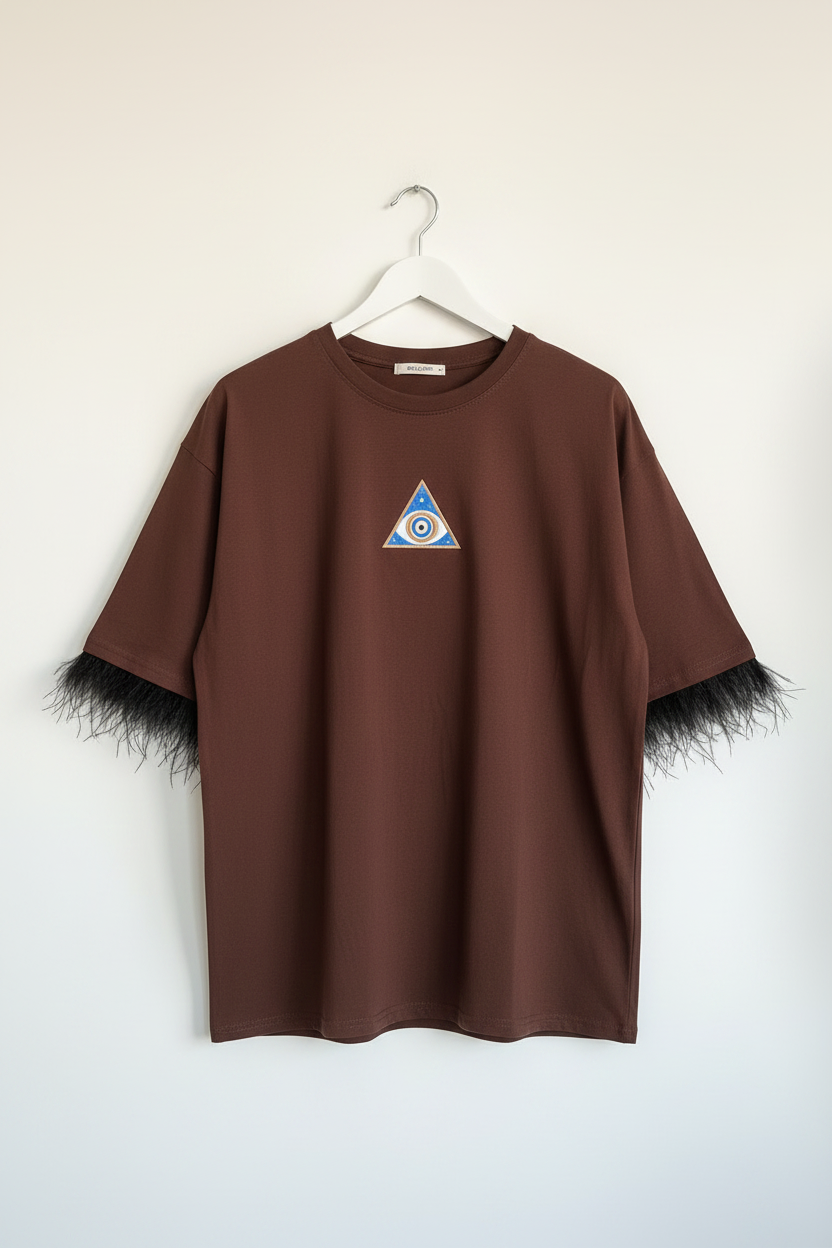 Cosmic Choco: Kol Ucu Devekuşu Tüylü & Üçgen Göz Baskılı Kahverengi Oversize T-Shirt