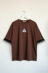 Cosmic Choco: Kol Ucu Devekuşu Tüylü & Üçgen Göz Baskılı Kahverengi Oversize T-Shirt