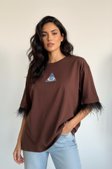 Cosmic Choco: Kol Ucu Devekuşu Tüylü & Üçgen Göz Baskılı Kahverengi Oversize T-Shirt