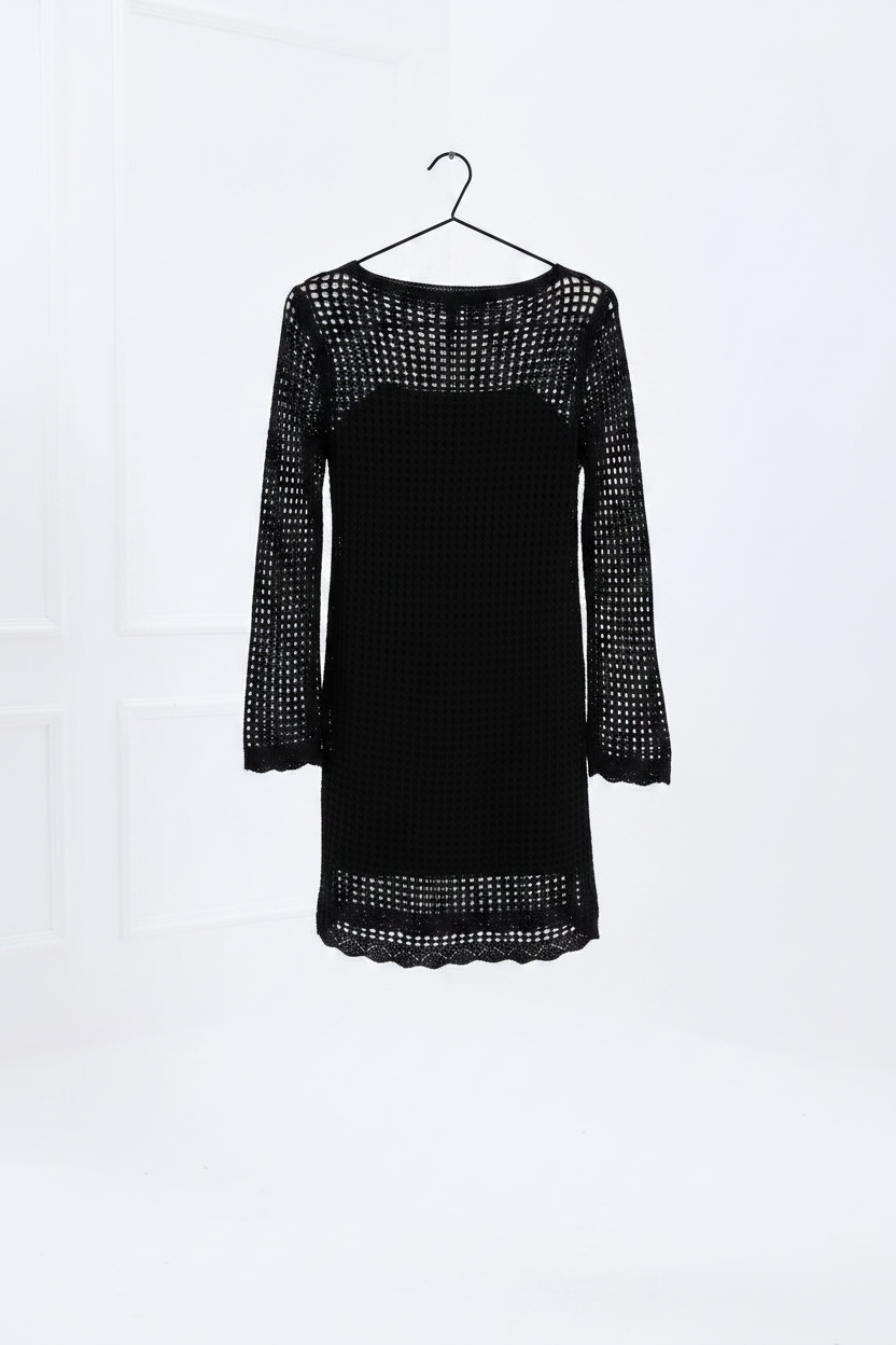 Midnight Mesh: Kayık Yaka Uzun Kollu Astarlı Ajurlu Siyah Triko Elbise
