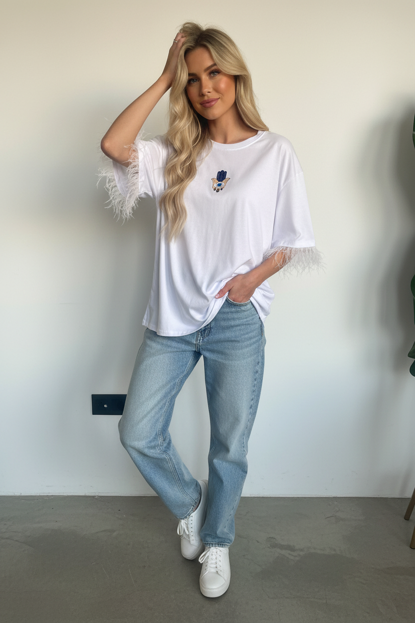 Fatima's Plume: Kol Ucu Devekuşu Tüylü & Fatma Ana Eli Baskılı Beyaz Oversize T-Shirt