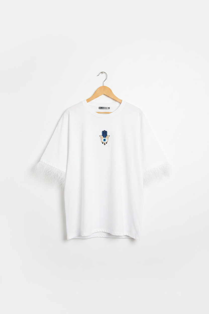 Fatima's Plume: Kol Ucu Devekuşu Tüylü & Fatma Ana Eli Baskılı Beyaz Oversize T-Shirt