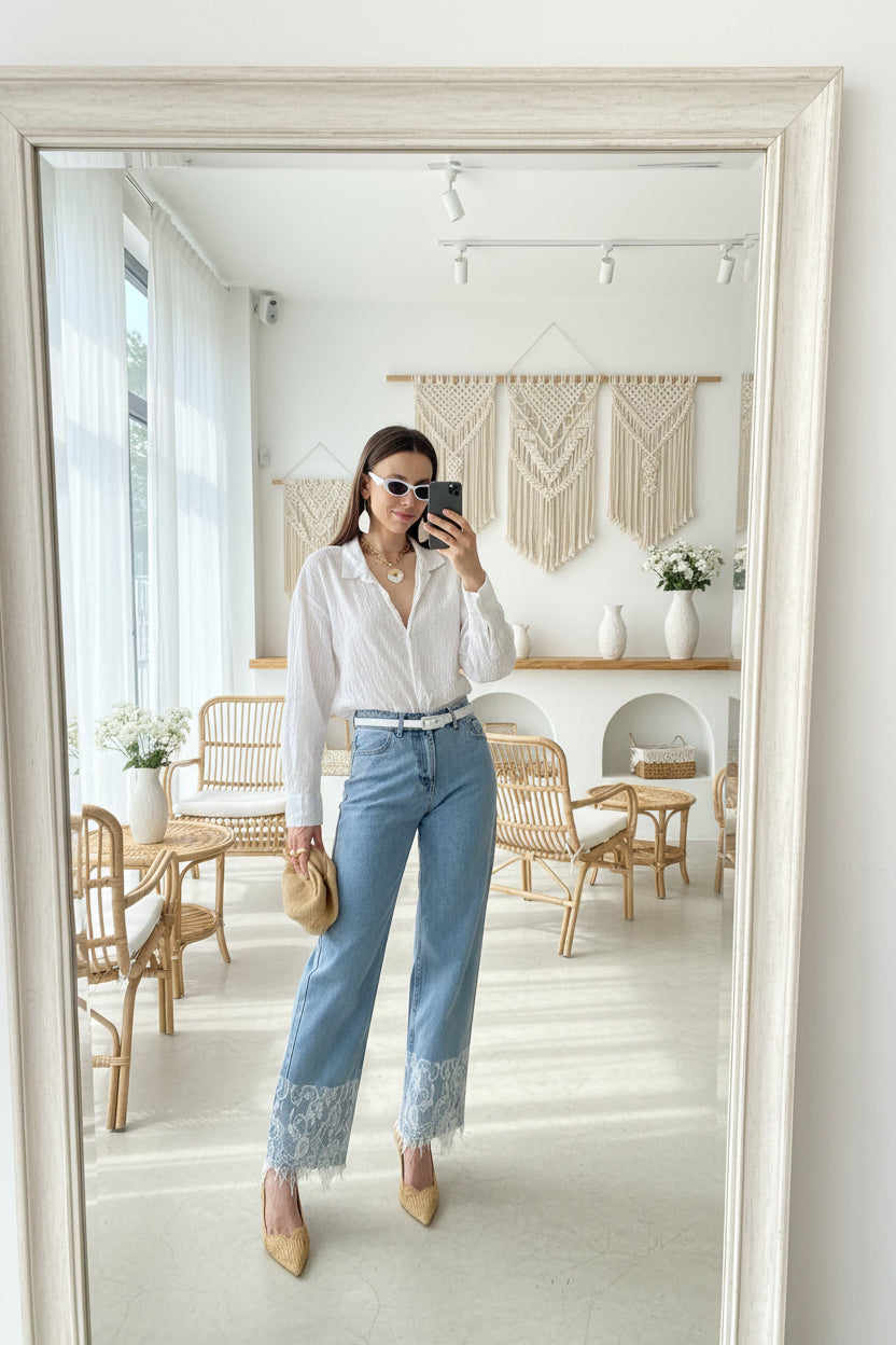 Lace Harmony: Dantel Paça Detaylı & Beyaz Kemerli Palazzo Jean