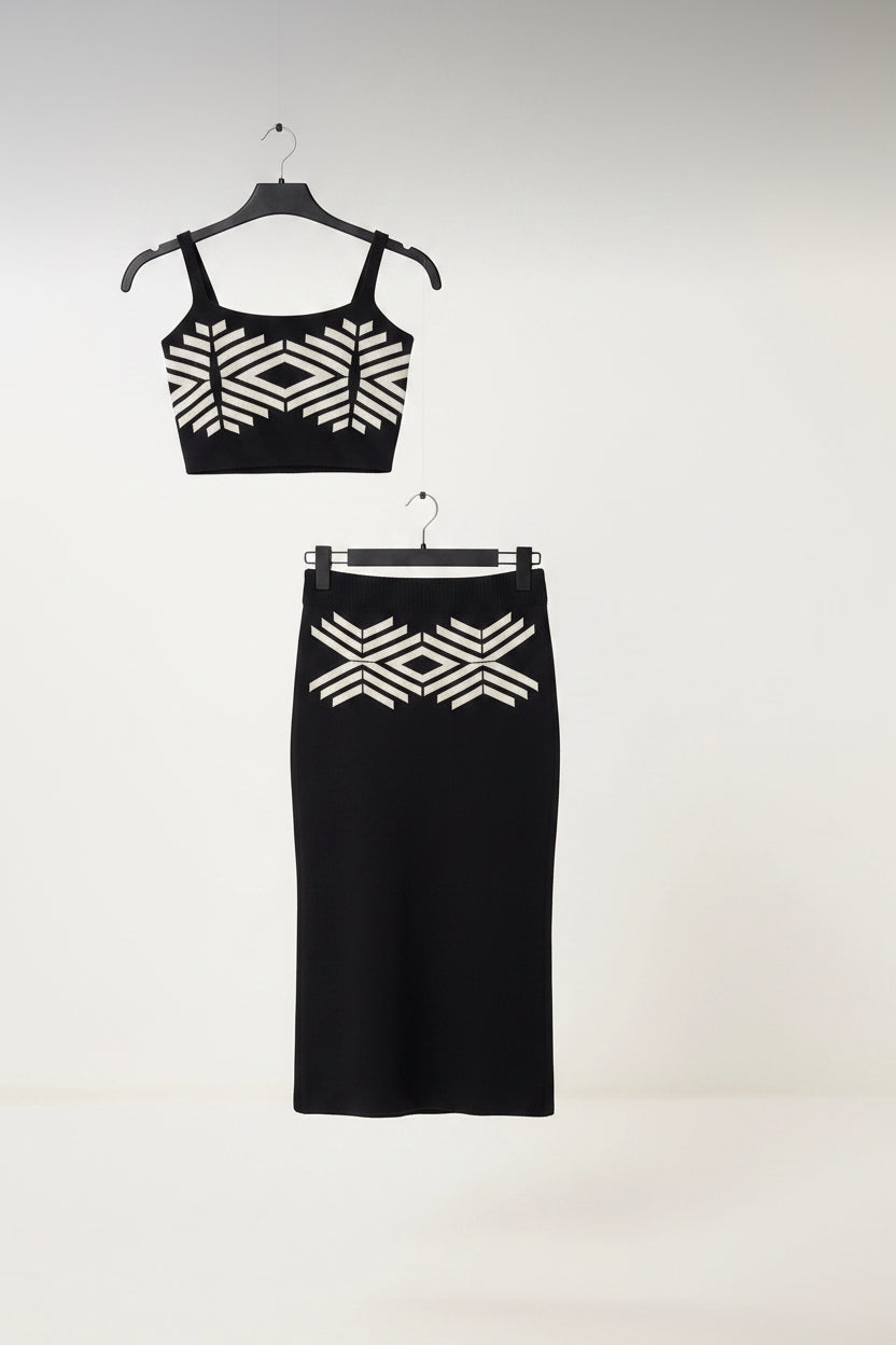 Riviera Noir: Geometrik Desenli Triko Crop & Midi Etek Takım