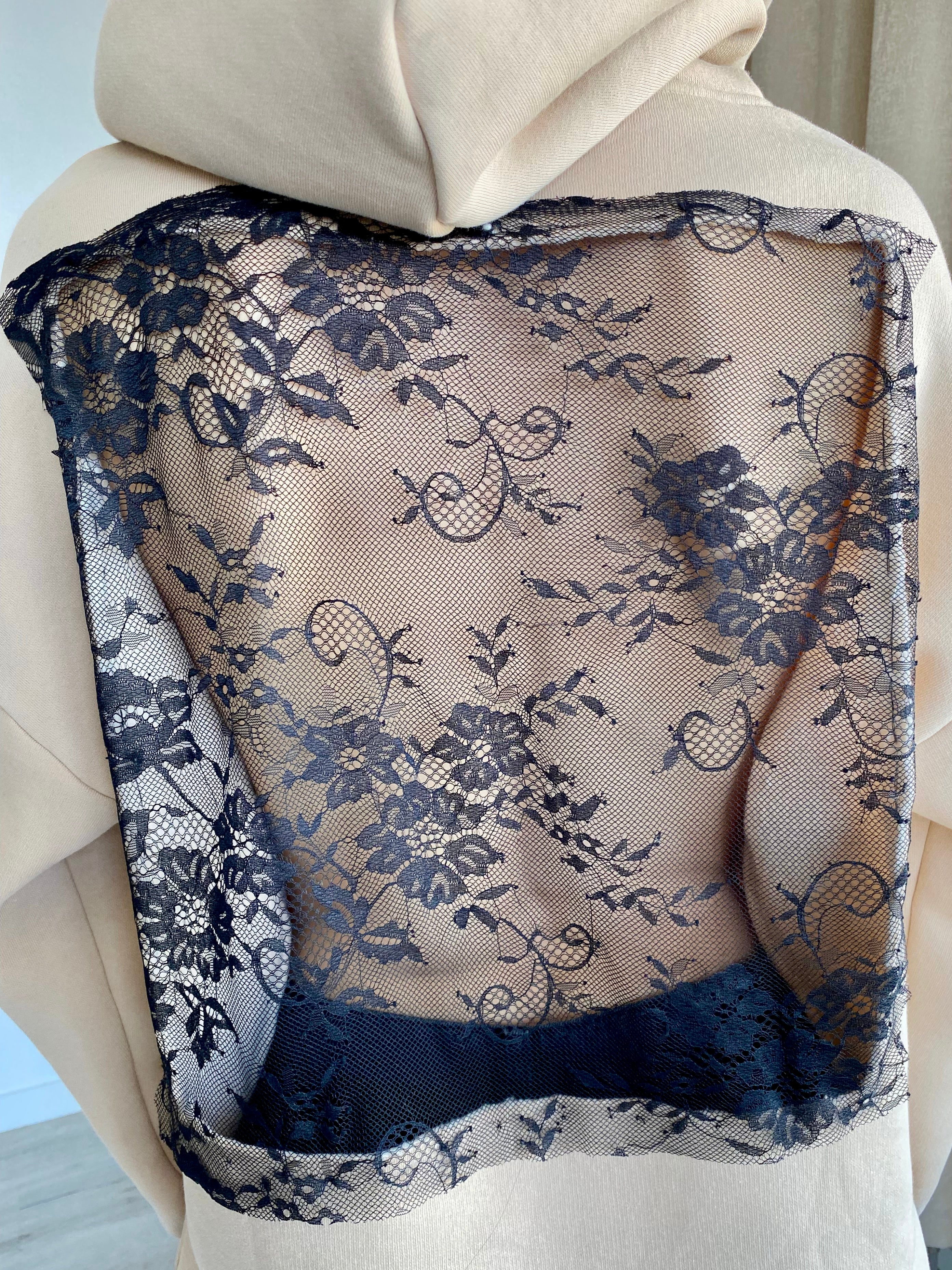 Lace Romance: Sırtı Fransız Dantel Dekolteli Oversize Bej Hoodie