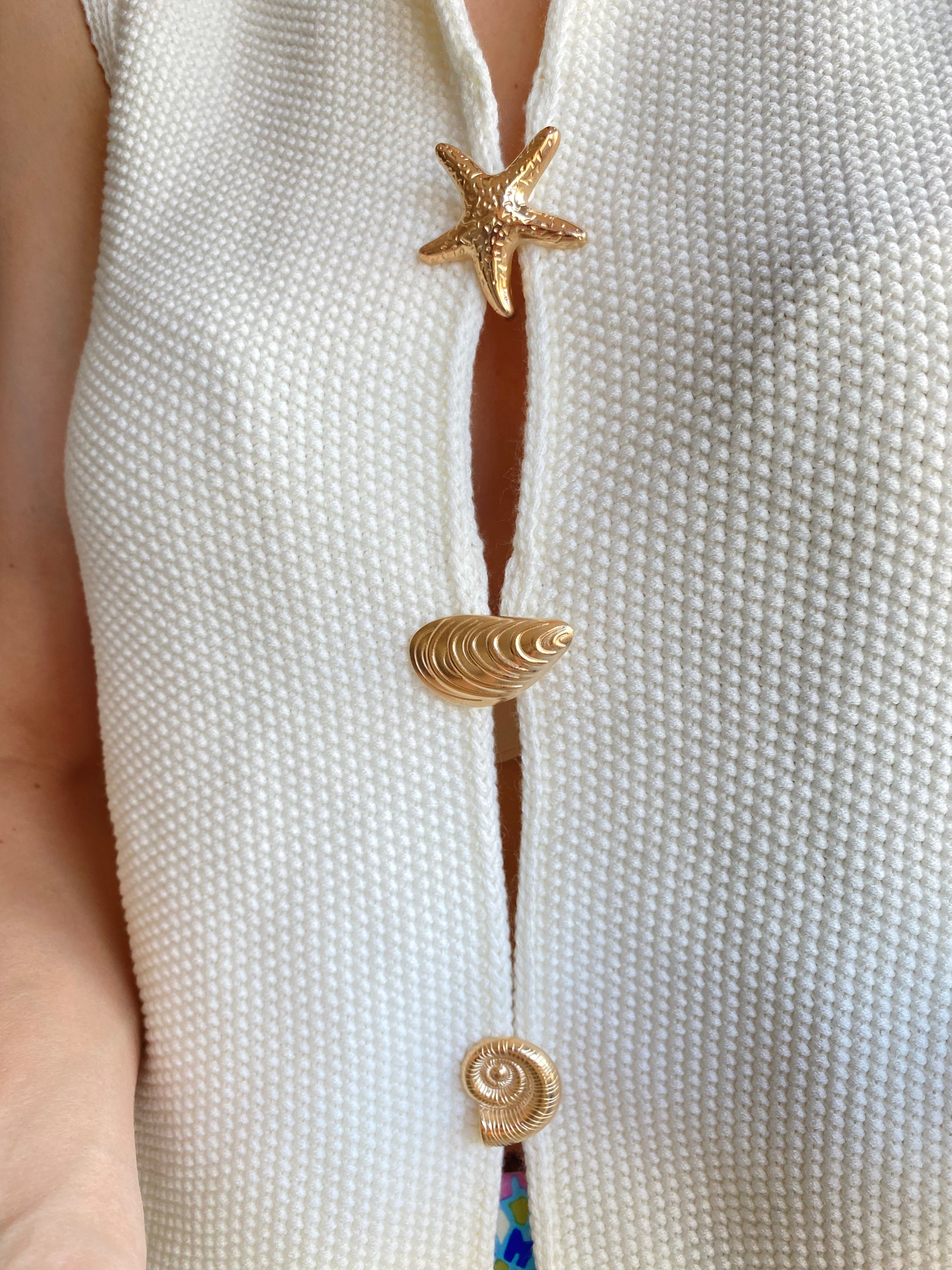 Starfish Glam: Deniz Yıldızı Düğme Detaylı Dokulu Ekru Yelek