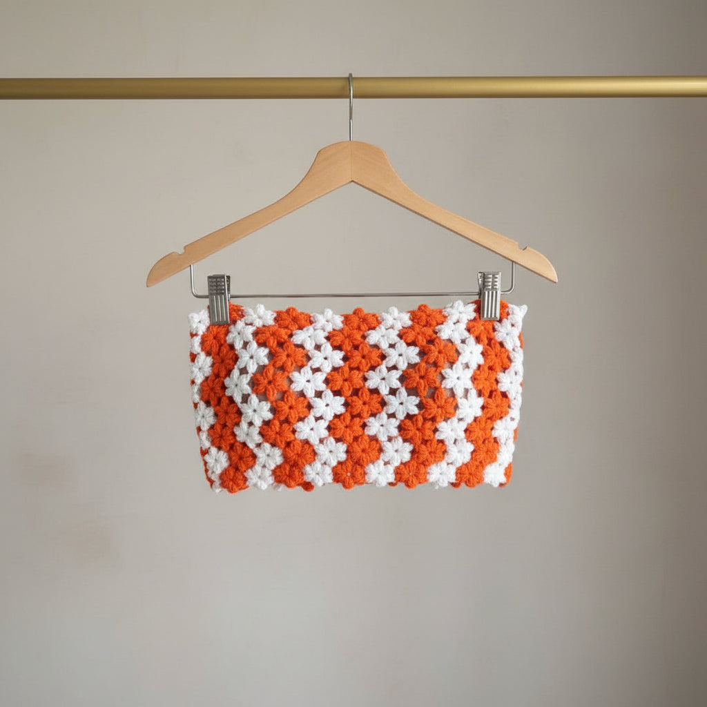 Sunset Knit: Straplez İki Renkli Çiçek Motifli Triko Crop Üst