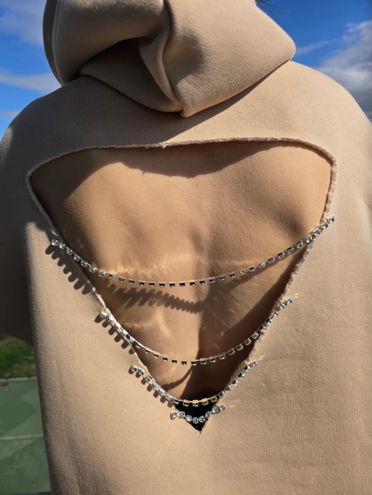 Sahara Sand: Taş Şeritli & Sırt Dekolteli Hoodie Elbise (Bej)