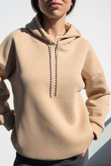 Midnight Jewel: Sırtı Üç Sıra Kristal Dekolteli Oversize Bej Hoodie