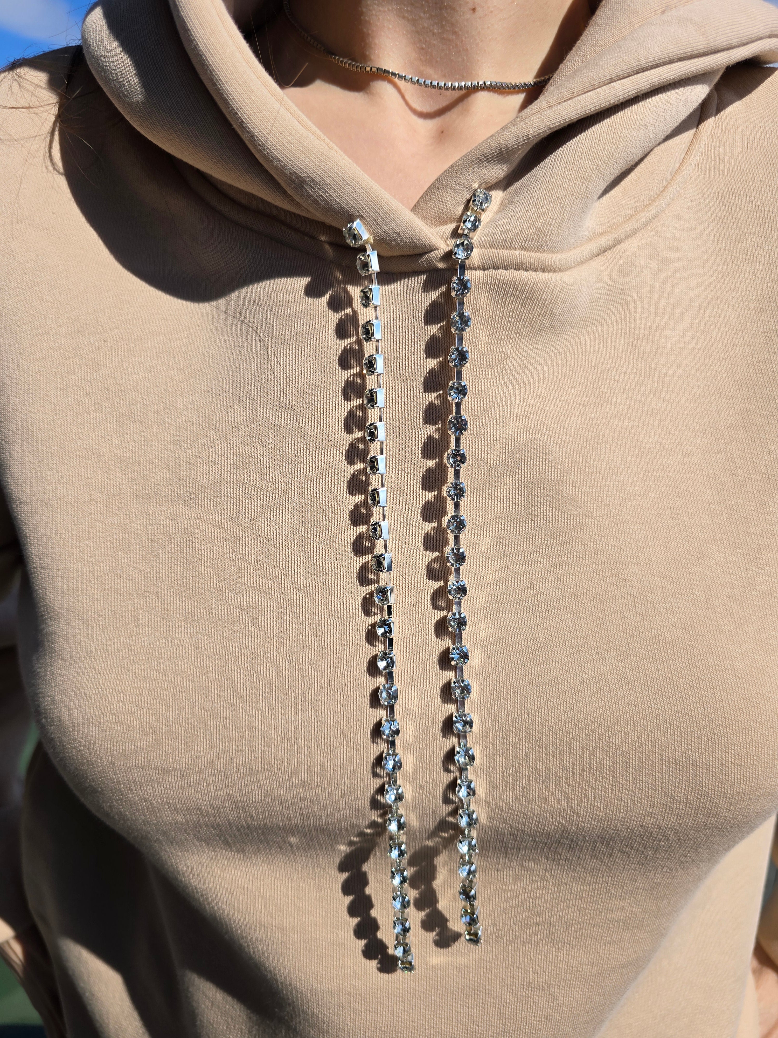 Midnight Jewel: Sırtı Üç Sıra Kristal Dekolteli Oversize Bej Hoodie