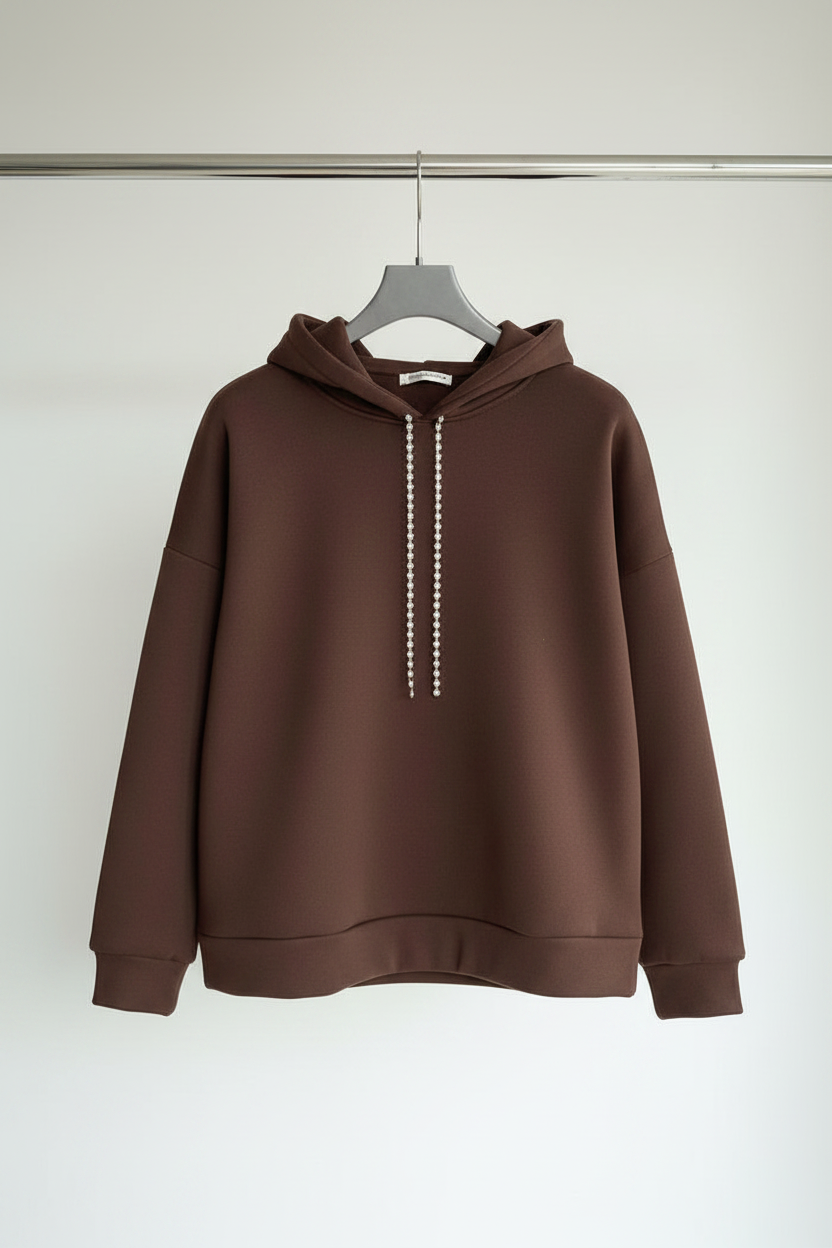 Espresso Heart: Sırtı Kalp Dekolteli Kristal İşlemeli Oversize Kahve Hoodie