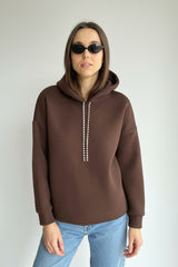 Espresso Heart: Sırtı Kalp Dekolteli Kristal İşlemeli Oversize Kahve Hoodie