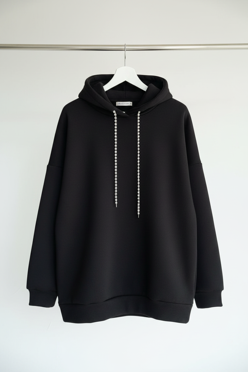 Midnight Heart: Sırtı Kalp Dekolteli Kristal İşlemeli Oversize Siyah Hoodie
