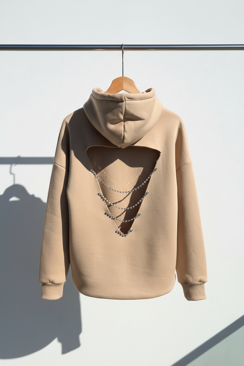Midnight Jewel: Sırtı Üç Sıra Kristal Dekolteli Oversize Bej Hoodie