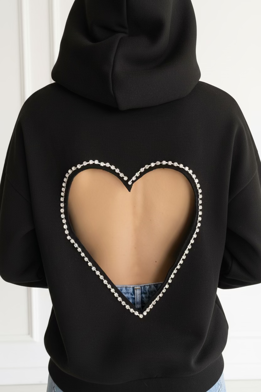 Midnight Heart: Sırtı Kalp Dekolteli Kristal İşlemeli Oversize Siyah Hoodie