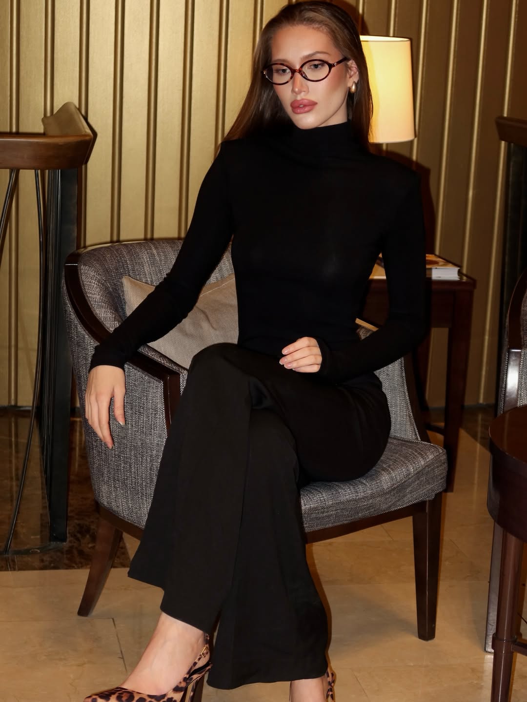 Yarım Balıkçı Yaka Vatkalı Siyah Bluz