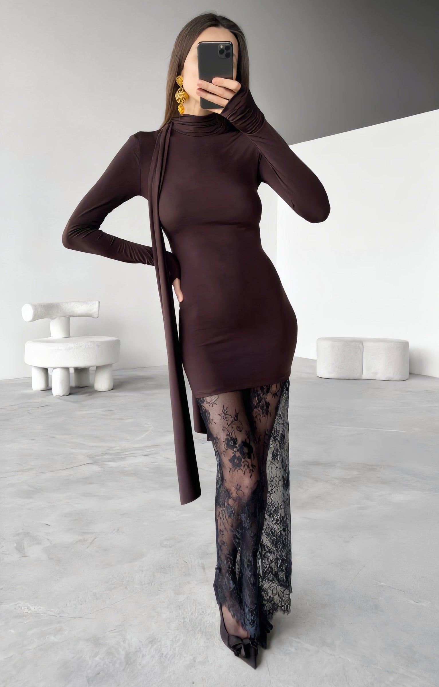 Nyx's Lace (Nyx’in Danteli): Dantel Detaylı İpek Dokulu Fular Yaka Maksi Elbise / Kahverengi