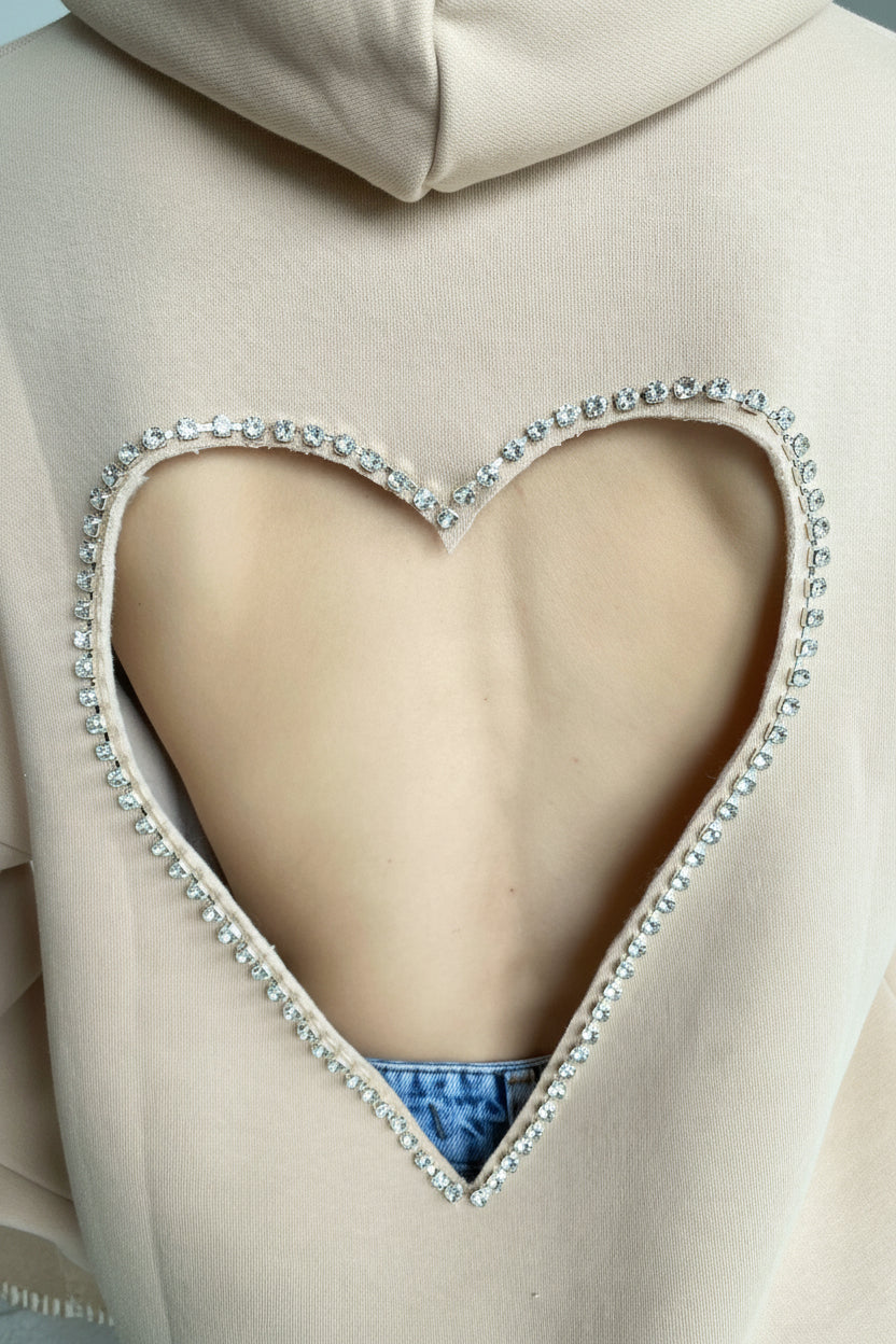 Heart Glow: Sırtı Kalp Dekolteli Kristal İşlemeli Oversize Hoodie